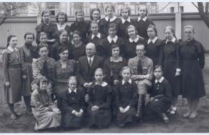 01 Rīgas Torņakalna pamatskolas 4. meiteņu klase ar skolotājiem 38.g..jpg