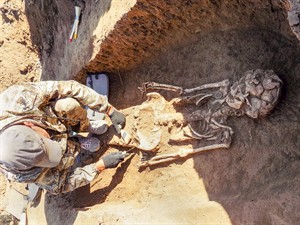 shutterstock_1235116126_Archaeological excavations_Arheoloģiskie izrakumi.jpg