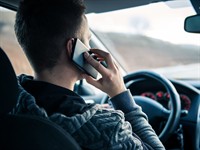 shutterstock_381862882_talking while driving_runā pie stūres.jpg