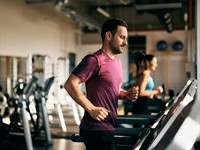 shutterstock_2474114549_running on a treadmill at the gym_skrien uz skrejceliņa sporta zālē.jpg