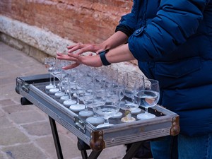 shutterstock_2761220717_playing water filled glasses_spēlē mūziku uz ūdens glāzēm.jpg