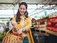 shutterstock_2330439915_shopping at market_iepērkas tirgū.jpg