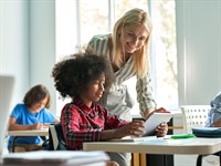 shutterstock_2036186273_teacher helping_skolotāja palīdz.jpg