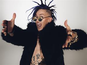 Shutterstock_740130730_rock musician_roka muzikants.jpg