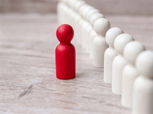 shutterstock_1512992075_leader in crowd_līderis pūlī.jpg