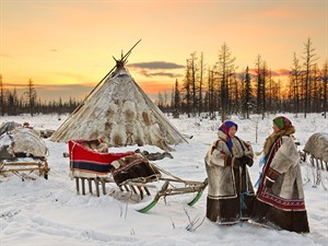 longtaildog Shutterstock_Women of Nenets nationality near yurts and sled_Ņencu tautības sievietes pie čumiem un kamanām.jpg