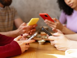 shutterstock_2632085337_phone addiction_atkarība no viedtālruņiem.jpg