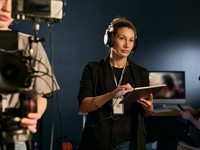 Shutterstock_2454830717_production assistant_producēšanas asistents.jpg