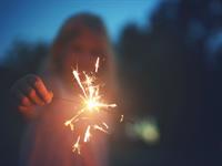 Shutterstock_2475093961_sparkler_brīnumsvecīte.jpg