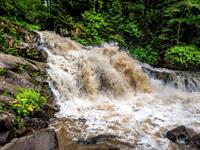 Shutterstock_2192667711_dirty waterfall_netīrs ūdenskritums.jpg