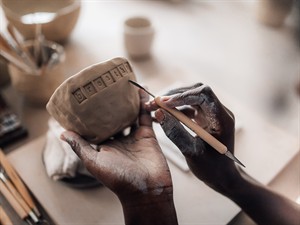shutterstock_2441346593_decorating clay work_dekorē māla izstrādājumu.jpg