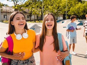 shutterstock_2508547171_two teen girls_divas pusaudžu meitenes.jpg