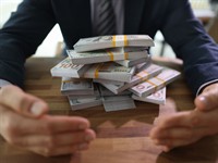 Shutterstock_2310616689_dollars pile_dolāru kaudze.jpg