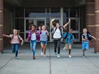 Shutterstock_1169507017_kids leaving school_bērni pamet skolu.jpg