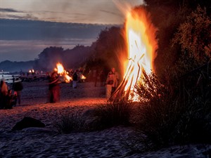 shutterstock_1888679740_bonfires on beach_ugunskuri pludmalē.jpg