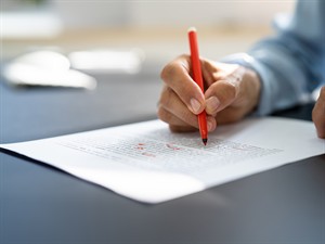 shutterstock_2206074805_spelling correction_kļūdu labošana.jpg