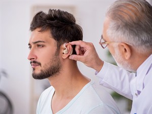 shutterstock_2092889563_male patient with hearing problem_vīrietis ar dzirdes problēmām.jpg