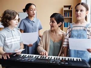 Shutterstock_2314119865_music lesson_mūzikas stunda.jpg