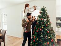 Shutterstock_737844109_decorate the Christmas tree_rotā Ziemassvētku egli.jpg