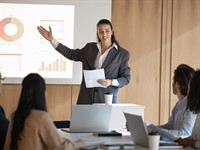 shutterstock_2580151357_presenting report_prezentē atskaiti.jpg