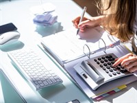 Shutterstock_2178995489_Woman Doing Finance Invoice_Sieviete, kas dara finanšu rēķinu.jpg