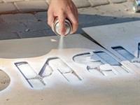 shutterstock_1500367148_puts the image on the asphalt through a stencil_zīmē uz ceļa izmantojot šablonu.jpg