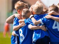 Shutterstock_756795328_kids football team_bērnu futbola komanda (1).jpg