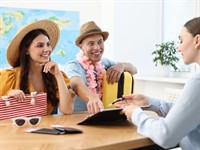 Shutterstock_2572369943_travel agent_ceļojumu aģents.jpg