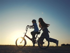 shutterstock_2679676845_Woman and her child on bicycle_Māte un viņas dēls uz velosipēda.jpg