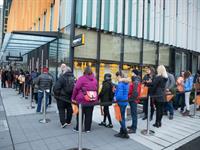 VDB Photos Shutterstock_line of people_cilvēku rinda.jpg