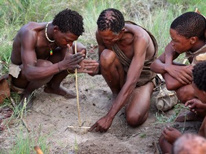Dietmar Temps Shutterstock_tribe people lighting fire_dabas cilvēki iegūst uguni.jpg