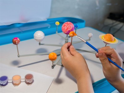 Shutterstock_1062603938_solar system model_saules sitēmas modelis.jpg