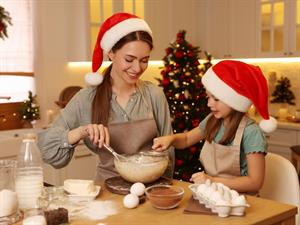 Shutterstock_2084513074_making Christmas cookies_gatavo Ziemassvētku cepumus.jpg