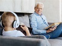 shutterstock_658393099_granfather and grandson_vectēvs ar mazdēlu.jpg