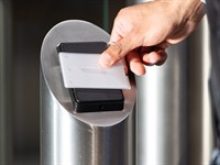 shutterstock_2520290017_Scanning access card_Skanē caurlaidi.jpg