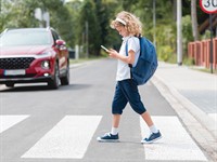 shutterstock_1913291512_boy crossing street_zēns šķērso ielu.jpg
