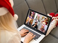 shutterstock_1875172984_christmas video chat_Ziemassvētku video zvans.jpg