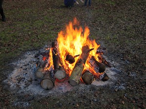 shutterstock_2228738641_bonfire_ugunskurs.jpg