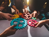 shutterstock_2270669753_Teamwork_Grupas darbs.jpg