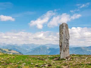 shutterstock_2203669289_menhir_menhīrs.jpg