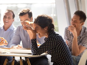 shutterstock_1206996136_people laughing_cilvēki smejas.jpg