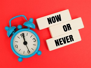 shutterstock_2596993839_now or never_tagad vai nekad.jpg