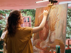 shutterstock_2548815531_painter_māksliniece.jpg