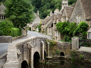 shutterstock_570357346_England village_Angļu ciematiņš.jpg