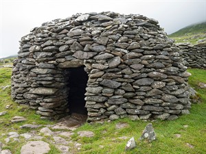 shutterstock_1651281928_stone hut_akmens būda.jpg