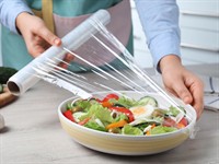 Shutterstock_2107706894_plastic food wrap_plastmasas pārtikas plēve.jpg