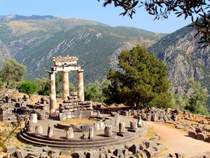 shutterstock_149369867_Greek Delphi Temple_Apollona templis.jpg