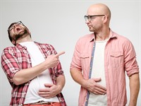 shutterstock_1588791586_man laughs_vīrietis smejas.jpg