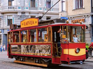 Roman Babakin Shutterstock_tram Latvija_tramvajs Latvija.jpg