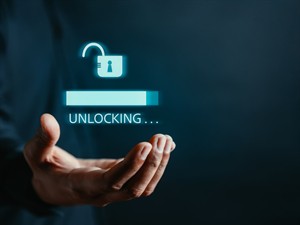 Shutterstock_2211946515_Businessman unlock success idea_Uzņēmējs atraisa panākumu ideju.jpg
